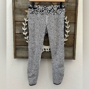 Lululemon Real Quick Tight, 7/8 leggings, Miss Mosaic‎ White/ Posey Black size 8